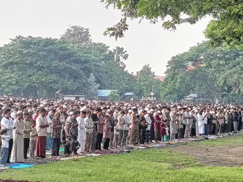 Umat Islam berjemaah melaksanakan salat Id di Lapangan Lumintang, Denpasar, Rabu (10/4/2024). Panitia memperkirakan ribuan jemaah ikut salat Idul Fitri pada tahun ini.
