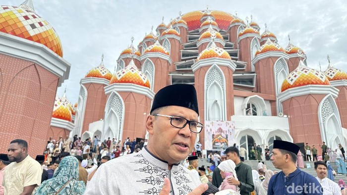 Danny Nilai Salat Id Di Masjid 99 Kubah Makassar Momen Ulama Umara