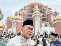 Danny Nilai Salat Id di Masjid 99 Kubah Makassar Momen Ulama-Umara Berkumpul