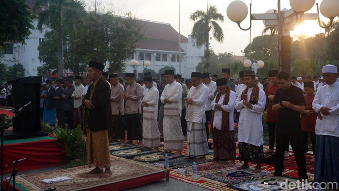 Wali Kota Surabaya Eri Cahyadi Salat Id di Halaman Balai Kota Surabaya