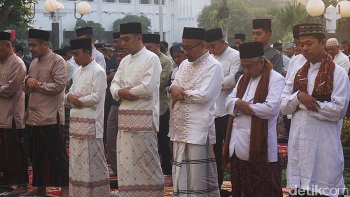 Wali Kota Surabaya Eri Cahyadi Salat Id di Halaman Balai Kota Surabaya Wali Kota Surabaya Eri Cahyadi Salat Id di Halaman Balai Kota Surabaya