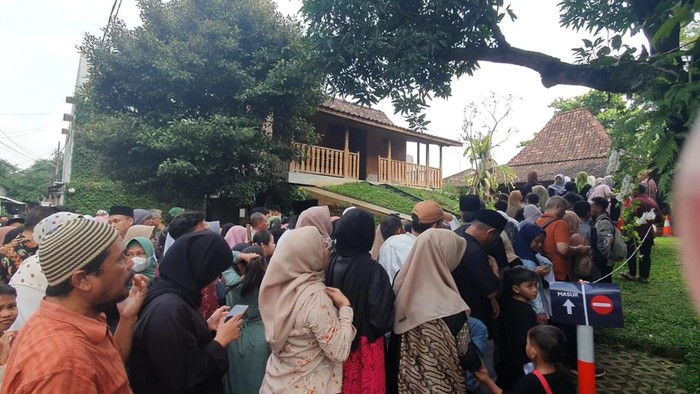 Warga antre open house di kediaman Anies Baswedan