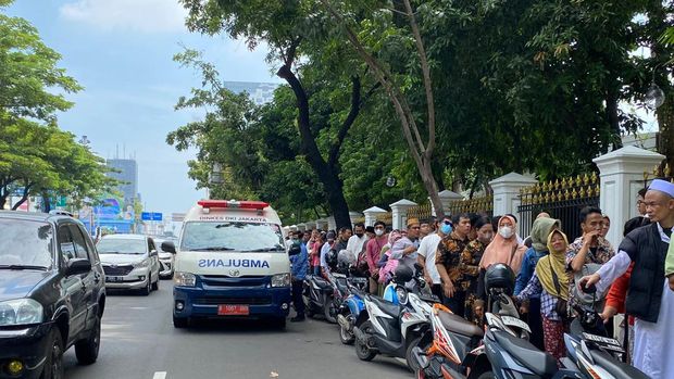 Warga antre untuk masuk Istana Negara di acara open house Lebaran 2024 Presiden Joko Widodo.