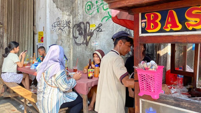 Warga berburu bakso saat lebaran