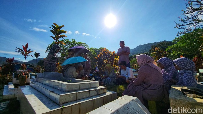 Warga berziarah ke makam di Pemakaman Umum Batu Sapi.