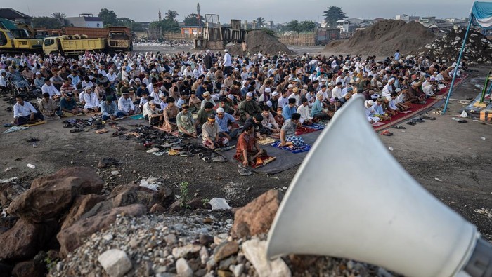 Umat Islam melaksanakan Shalat Idul Fitri 1445 Hijriah di Lapangan Pangkalan Pasir, Cilincing, Jakarta, Rabu (10/4/2024). Pemerintah menetapkan Hari Raya Idul Fitri 1 Syawal 1445 H pada Rabu (10/4). ANTARA FOTO/Bayu Pratama S/nym.