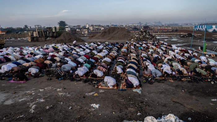Umat Islam melaksanakan Shalat Idul Fitri 1445 Hijriah di Lapangan Pangkalan Pasir, Cilincing, Jakarta, Rabu (10/4/2024). Pemerintah menetapkan Hari Raya Idul Fitri 1 Syawal 1445 H pada Rabu (10/4). ANTARA FOTO/Bayu Pratama S/nym.