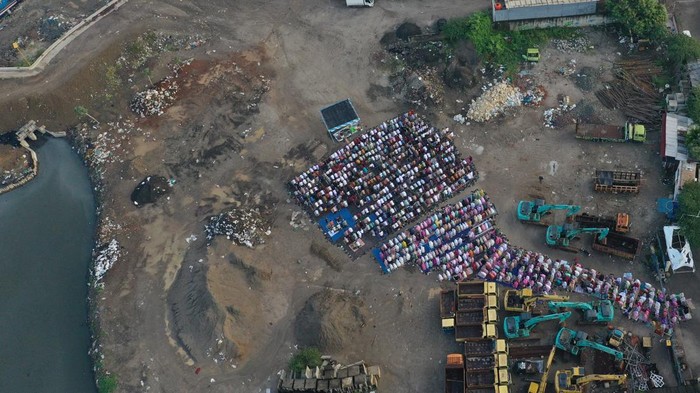 Umat Islam melaksanakan Shalat Idul Fitri 1445 Hijriah di Lapangan Pangkalan Pasir, Cilincing, Jakarta, Rabu (10/4/2024). Pemerintah menetapkan Hari Raya Idul Fitri 1 Syawal 1445 H pada Rabu (10/4). ANTARA FOTO/Bayu Pratama S/nym.