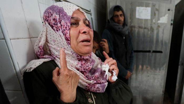Warga Gaza Berduka di Hari Raya SENSITIVE MATERIAL. THIS IMAGE MAY OFFEND OR DISTURB Palestinian mourners react near the body of a child killed in an Israeli strike, amid the ongoing conflict between Israel and Palestinian Islamist group Hamas, at Al-Aqsa hospital in Deir Al-Balah in the central Gaza Strip, April 10, 2024. REUTERS/Ramadan Abed