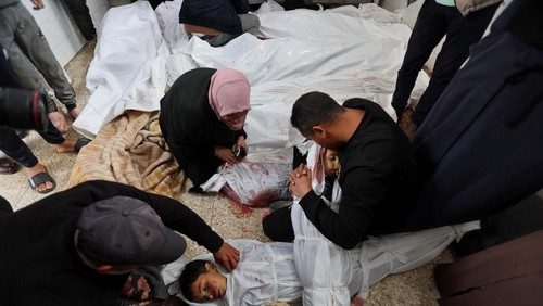 SENSITIVE MATERIAL. THIS IMAGE MAY OFFEND OR DISTURB Palestinian mourners react near the body of a child killed in an Israeli strike, amid the ongoing conflict between Israel and Palestinian Islamist group Hamas, at Al-Aqsa hospital in Deir Al-Balah in the central Gaza Strip, April 10, 2024. REUTERS/Ramadan Abed