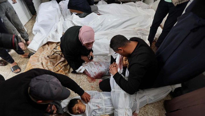SENSITIVE MATERIAL. THIS IMAGE MAY OFFEND OR DISTURB Palestinian mourners react near the body of a child killed in an Israeli strike, amid the ongoing conflict between Israel and Palestinian Islamist group Hamas, at Al-Aqsa hospital in Deir Al-Balah in the central Gaza Strip, April 10, 2024. REUTERS/Ramadan Abed