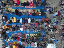 Video: Momen Pilu Warga Gaza Salat Id di Tengah Reruntuhan Bangunan