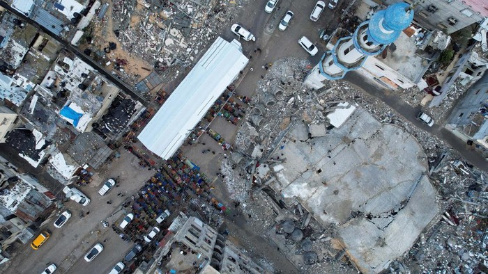Warga Gaza Salat Id di Reruntuhan Masjid A drone view shows Palestinians holding Eid al-Fitr prayers by the ruins of al-Farouk mosque, amid the ongoing conflict between Israel and Palestinian Islamist group Hamas, in Rafah, in the southern Gaza Strip April 10, 2024. REUTERS/Shadi Tabatibi