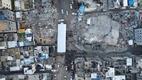 Pemandangan drone menunjukkan warga Palestina mengadakan salat Idul Fitri, 10 April 2024.