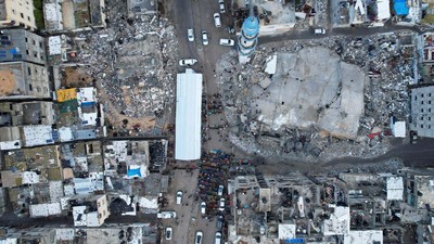 Warga Gaza Salat Id di Reruntuhan Masjid