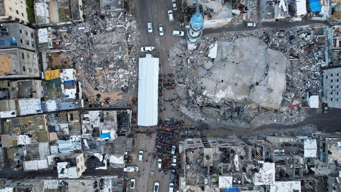 Warga Gaza Salat Id di Reruntuhan Masjid A drone view shows Palestinians holding Eid al-Fitr prayers by the ruins of al-Farouk mosque, amid the ongoing conflict between Israel and Palestinian Islamist group Hamas, in Rafah, in the southern Gaza Strip April 10, 2024. REUTERS/Shadi Tabatibi