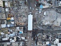 Warga Gaza Salat Id di Reruntuhan Masjid