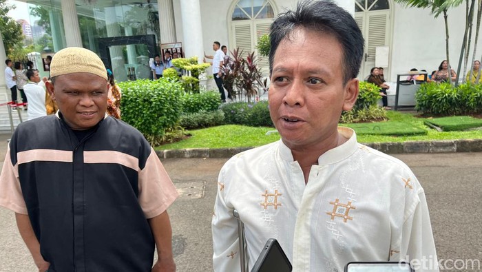 Warga Kemayoran, Jakarta Pusat, Supriyanto (baju putih), mengikuti open house di Istana. (Rumondang Naibaho/detikcom).