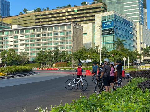 Hari pertama Lebaran 2024 jalanan di Jakarta tepatnya di sekitar Bundaran Hotel Indonesia (HI) hingga Jalan MH Thamrin lengang saat salat Idul Fitri. Sejumlah warga memanfaatkan momen ini dengan beragam aksi.