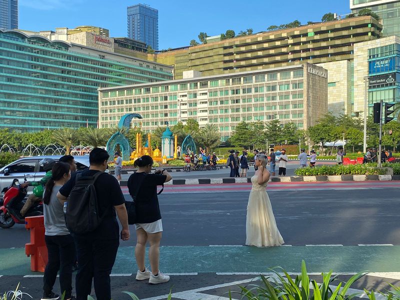 Hari pertama Lebaran 2024 jalanan di Jakarta tepatnya di sekitar Bundaran Hotel Indonesia (HI) hingga Jalan MH Thamrin lengang saat salat Idul Fitri. Sejumlah warga memanfaatkan momen ini dengan beragam aksi.
