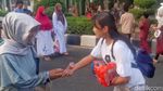 Potret Hangatnya Toleransi Beragama Saat Salat Id
