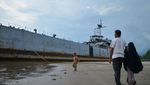 Eks KRI Teluk Bone yan Terdampar di Pariaman Jadi Wisata Dadakan