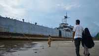 Eks kapal perang yang sebelumnya dalam kondisi terbengkalai di laut itu diihempas ombak hingga terdampar di tepi pantai.