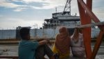 Eks KRI Teluk Bone yan Terdampar di Pariaman Jadi Wisata Dadakan