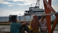 Kapal itu kini menjadi objek wisata dadakan terutama saat liburan Lebaran.