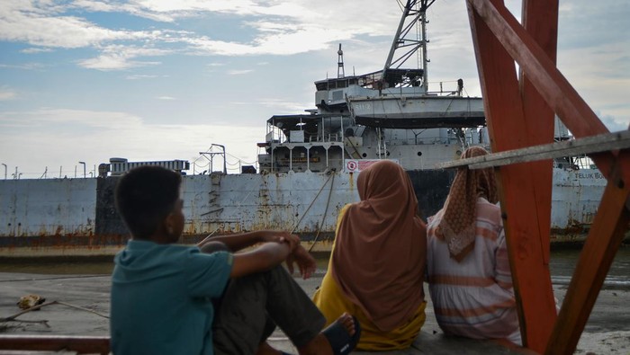 Pengunjung melihat eks KRI Teluk Bone 511 yang terdampar di Pantai Pariaman, Sumatera Barat, Rabu (10/4/2024). Eks kapal perang yang sebelumnya dalam kondisi terbengkalai di laut itu diihempas ombak hingga terdampar di tepi pantai dan menjadi objek wisata dadakan terutama saat liburan lebaran. ANTARA FOTO/Iggoy el Fitra/foc.