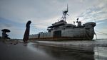 Eks KRI Teluk Bone yan Terdampar di Pariaman Jadi Wisata Dadakan