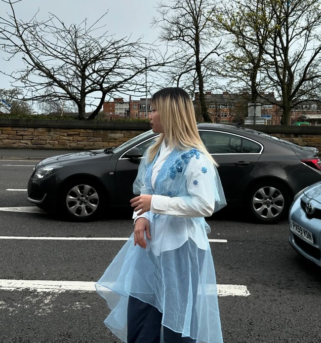 Melalui keterangan foto di Instagram, Zara menuliskan kalau gaya busananya saat Lebaran 2024 ini terinspirasi dari gaya orang Jepang. “biar sopan seperti orang jepang,” tulisnya. Foto: Instagram/@camilliazr