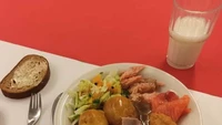 Kalau di Finlandia, menu makan siangnya kaya akan protein. Ada irisan daging ham, tuna, salmon, kentang sampai segelas susu. Foto: Brightside