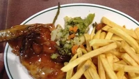 Belgia memiliki menu makan siang yang enak dan mengenyangkan. Paduan daging panggang dengan kentang goreng dan sayur rebus. Foto: Brightside