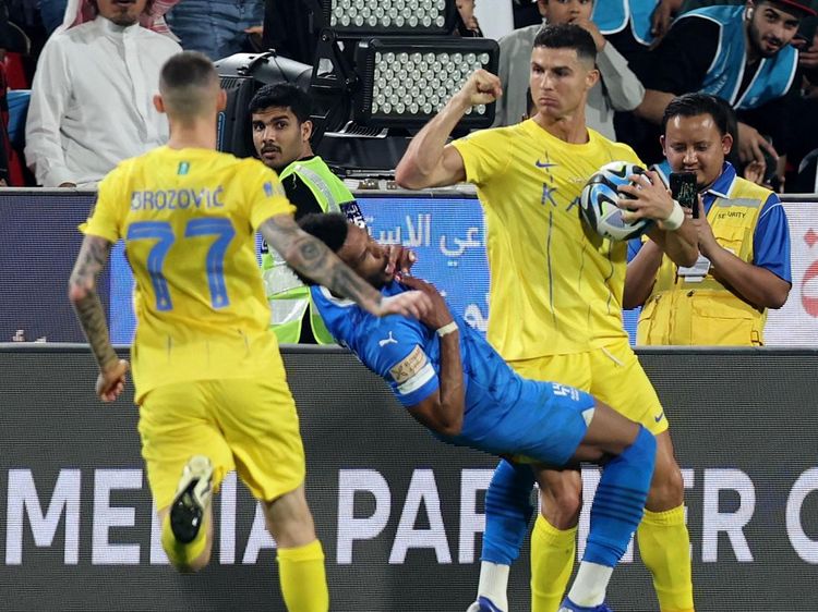 Lihat Lagi Momen Cristiano Ronaldo Kasih Sikutan Maut ke Al Bulayhi