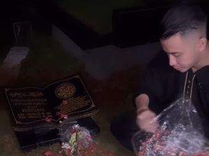 Momen Haru Suami Lebaran di Makam Stevie Agnecya