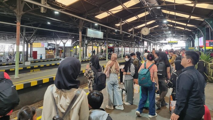Angka penumpang mudik di Stasiun Tugu Jogja masih tergolong tinggi, Kamis (11/4/2024).
