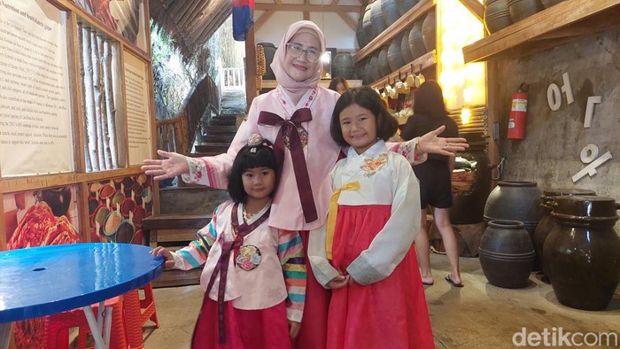 Ani Herman dan cucunya saat mengenakan Hanbok di Lembang.