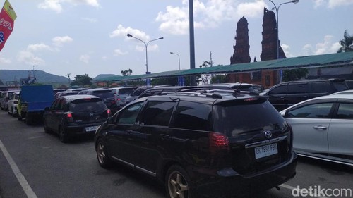 Aktivitas pemudik yang akan ke Pulau Jawa pada H+1 Lebaran di Pelabuhan Gilimanuk, Bali, Kamis (11/4/2024). (I Putu Adi Budiastrawan/detikBali).