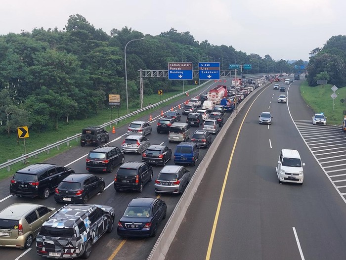 Kemacetan Parah di Puncak Bogor, Antrean Kendaraan Mencapai 3 Kilometer Akibat Pemberlakuan Arah Satu Arah ke Jakarta