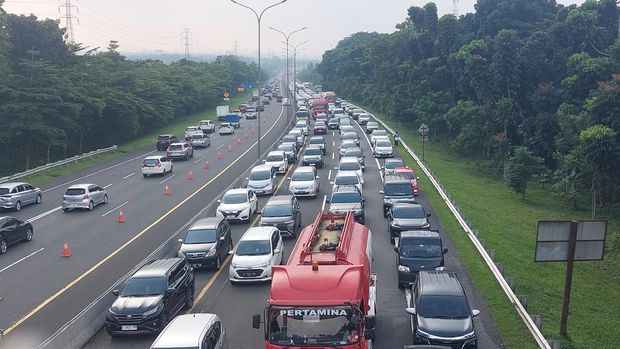 Antrean kendaraan menuju Puncak, Bogor yang tertahan rekayasa lalu lintas one way Puncak arah Jakarta.