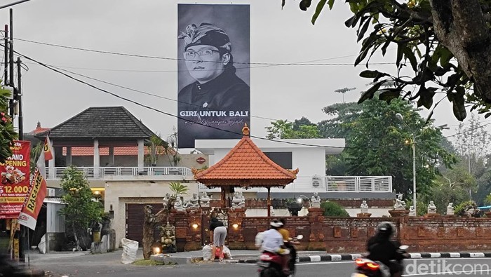 Baliho Giri Prasta mulai bermunculan jelang Pilgub Bali 2024.