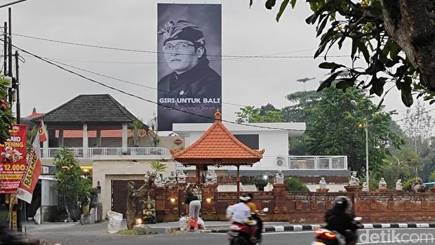 Baliho Giri Prasta mulai bermunculan jelang Pilgub Bali 2024.