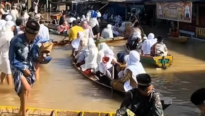 Banjir di Muratara dan warga terpaksa salat Id menuju ke masjid dengan perahu.