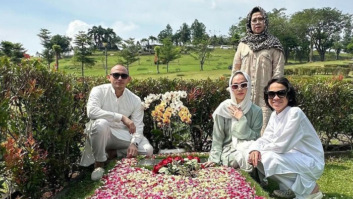 BCL ziarah ke makam Ashraf Sinclair di hari Lebaran.