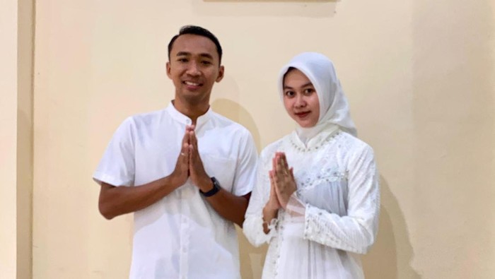 Bek PSS Sleman, Nurdiansyah dan istri merayakan Idul Fitri 2024.