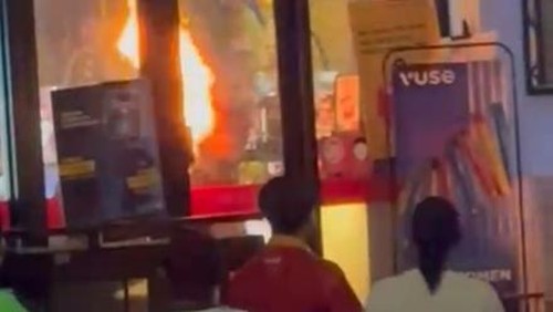 Seorang bule mengamuk lalu dikunci staf toko dari luar di Kuta Utara, Badung, Kamis (11/4/2024) pagi.