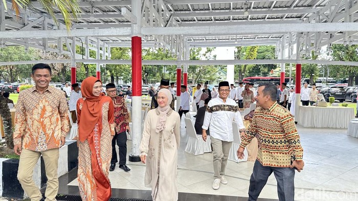 Bupati Luwu Utara Indah Putri Indriani tiba di Rujab Gubernur Sulsel bersama rombongan.
