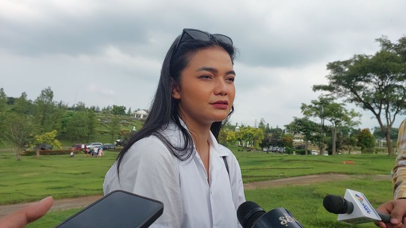 Citra Scholastika ditemui usai pemakaman Melitha Sidabutar di San Diego Hills, Karawang, Jawa Barat.