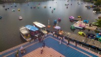 Danau seluas 89,2 hektare di tengah-tengah Kota Jambi itu menjadi alternatif pilihan wisata keluarga saat libur Lebaran Idul Fitri 1445 Hijriah.